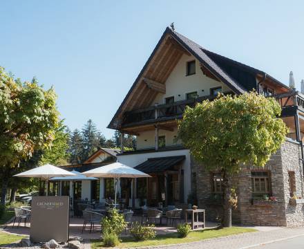 Außenansicht Terrasse und Hotel Grüner Wald Freudenstadt Lauterbad