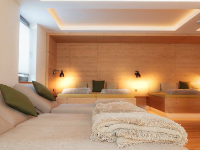 Liegen mit Kuscheldecken im Wellness-Ruheraum