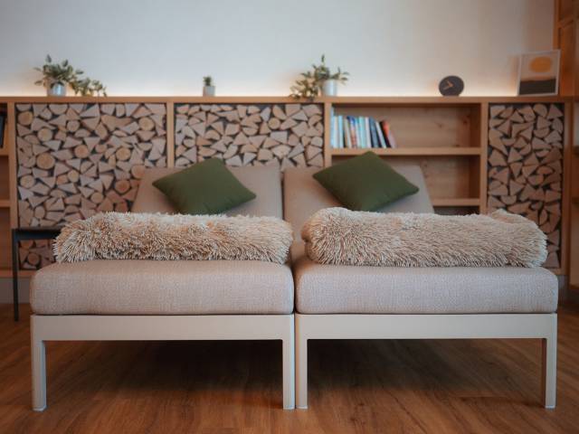 Ruheliegen mit Bücherregal im Wellnesshotel Grüner Wald