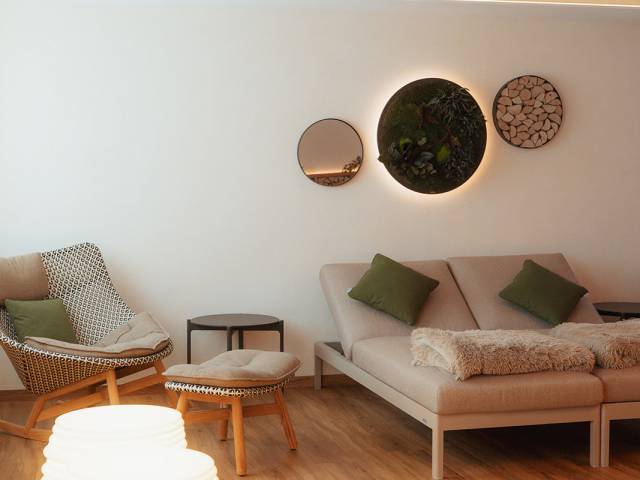 Gemütliche Sitzecke und Ruheliegen im Wellnesshotel Grüner Wald