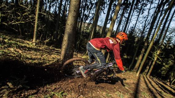 Mountainbike Downhill-Fahrt