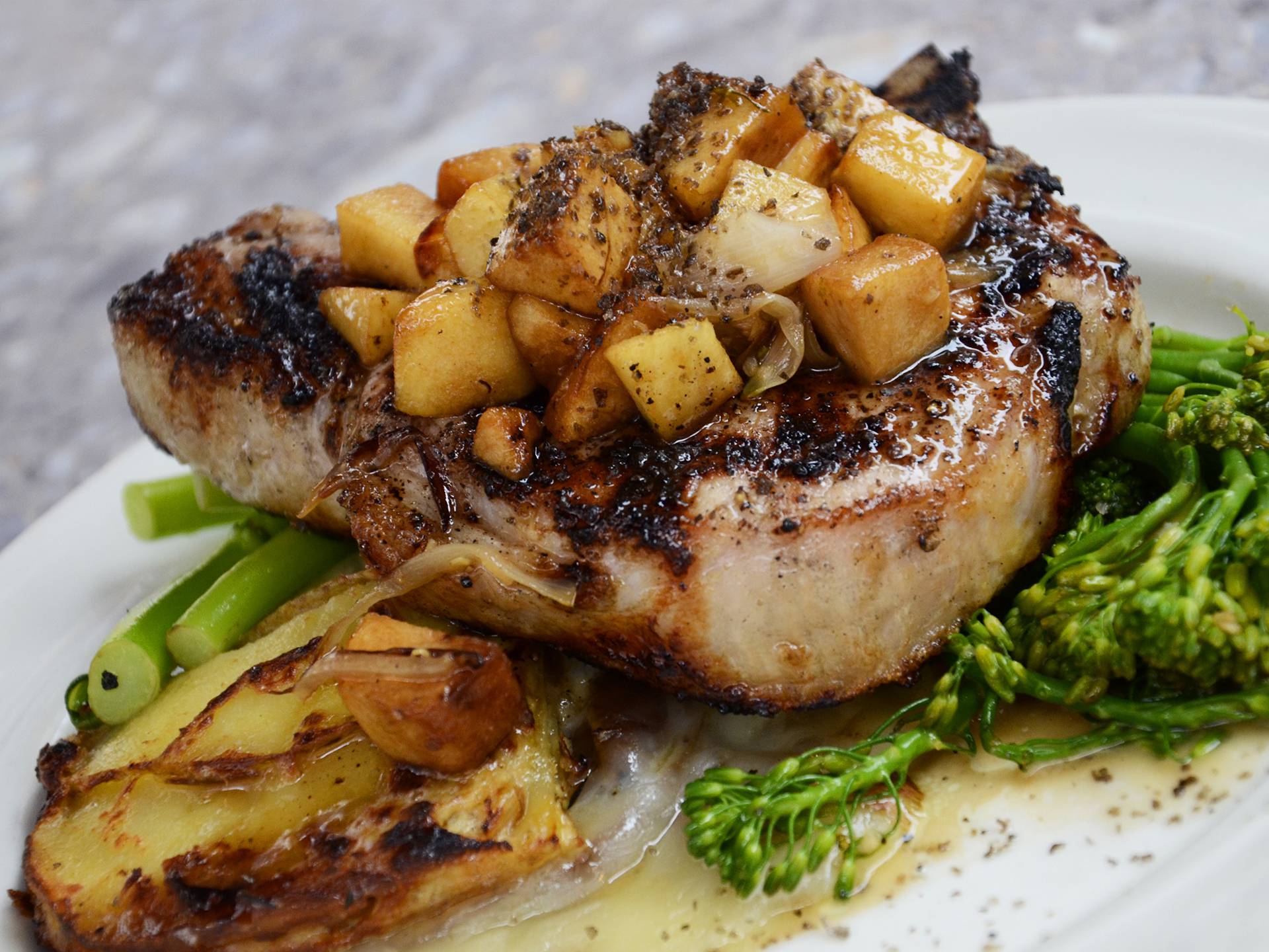 Fleisch mit Kartoffeln und Brokkoli