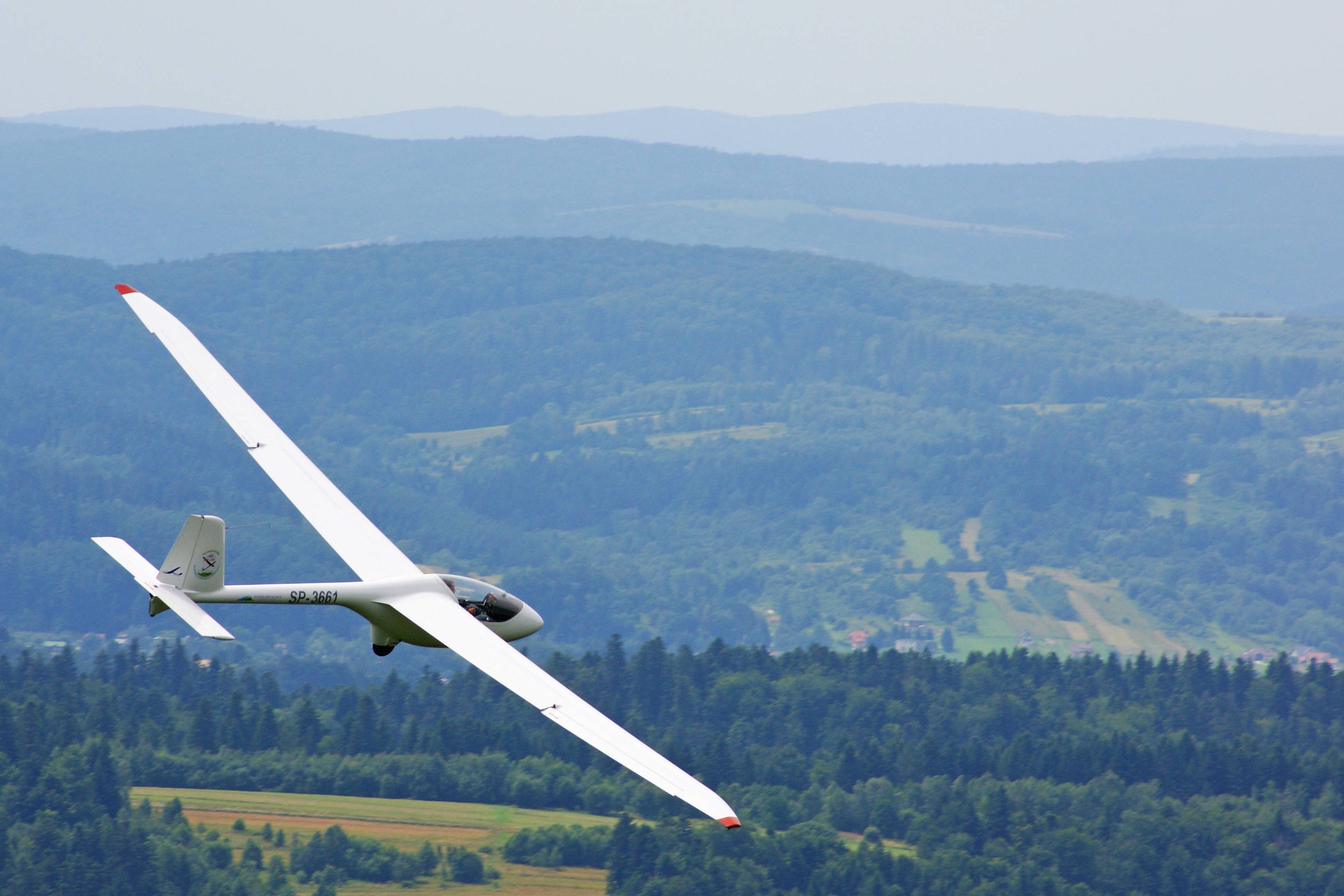 Segelflugzeug über den Schwarzwälder Bergen