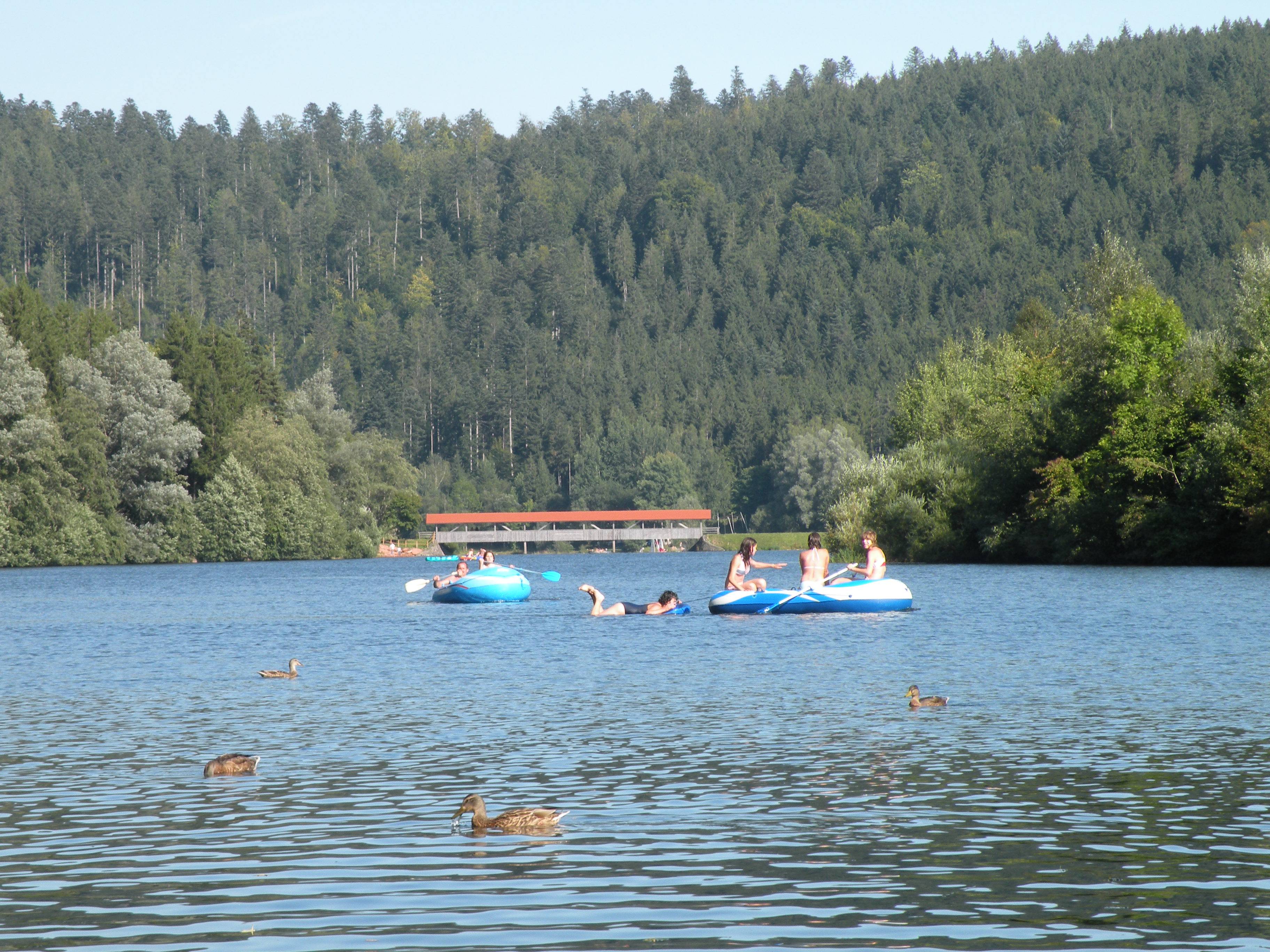 Kinder haben Spaß im Badesee