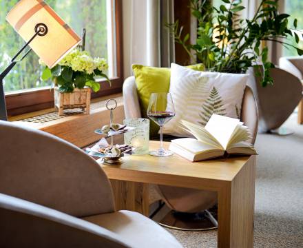 Gast auf Sommerwiese vor Hotel Grüner Wald Freudenstadt