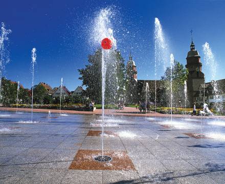 Wasserfontänen mit rotem Ball