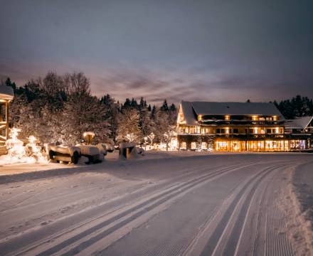 Gast auf Sommerwiese vor Hotel Grüner Wald Freudenstadt