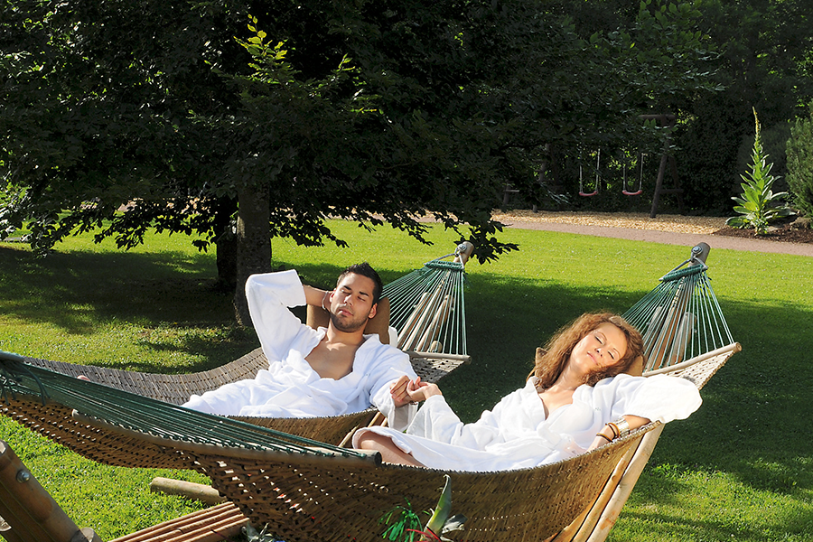 Relax & soothe: Large garden with lawn - Hotel Grüner Wald