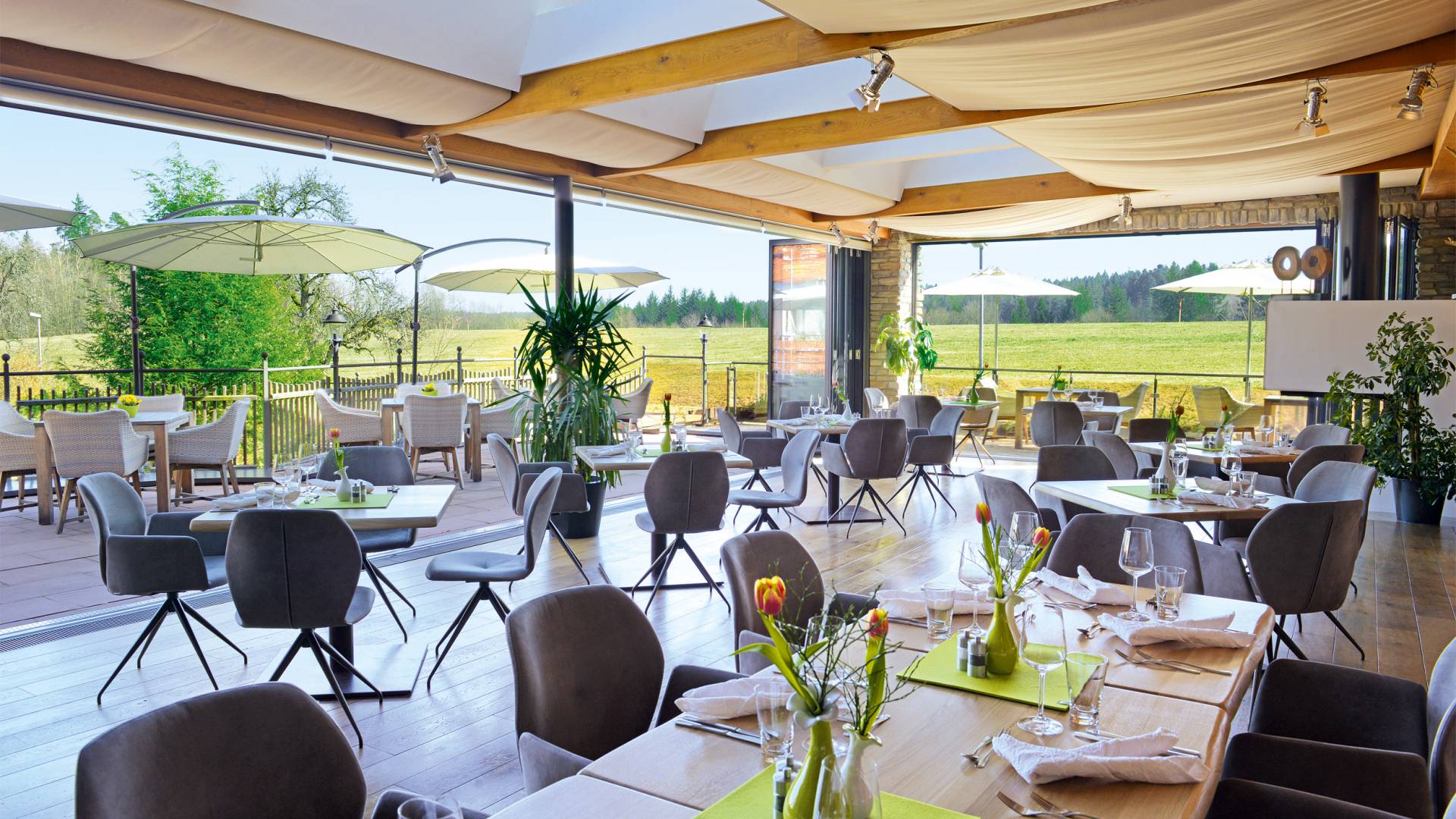 Wintergarten mit offenem Blick zur Terrasse im Hotel Grüner Wald Lauterbad