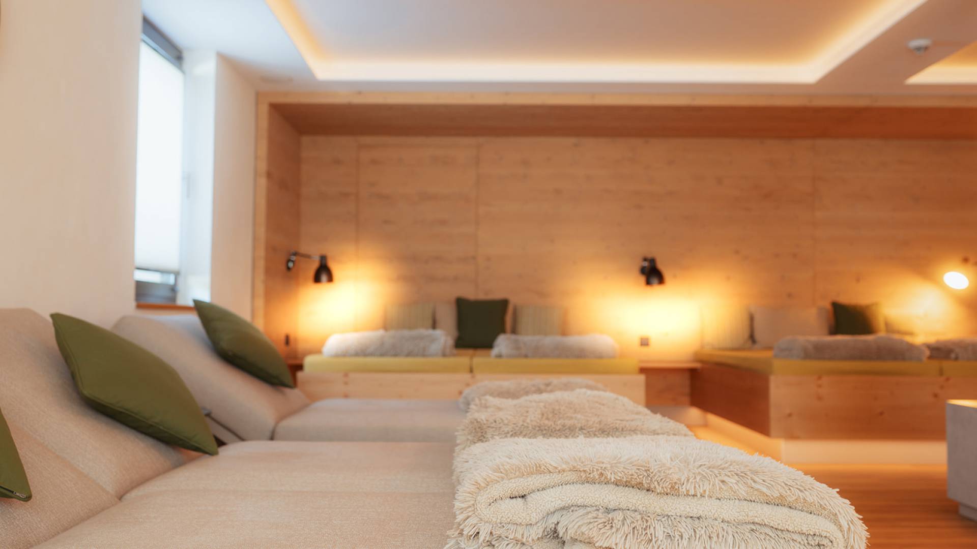 Liegen mit Kuscheldecken im Wellness-Ruheraum