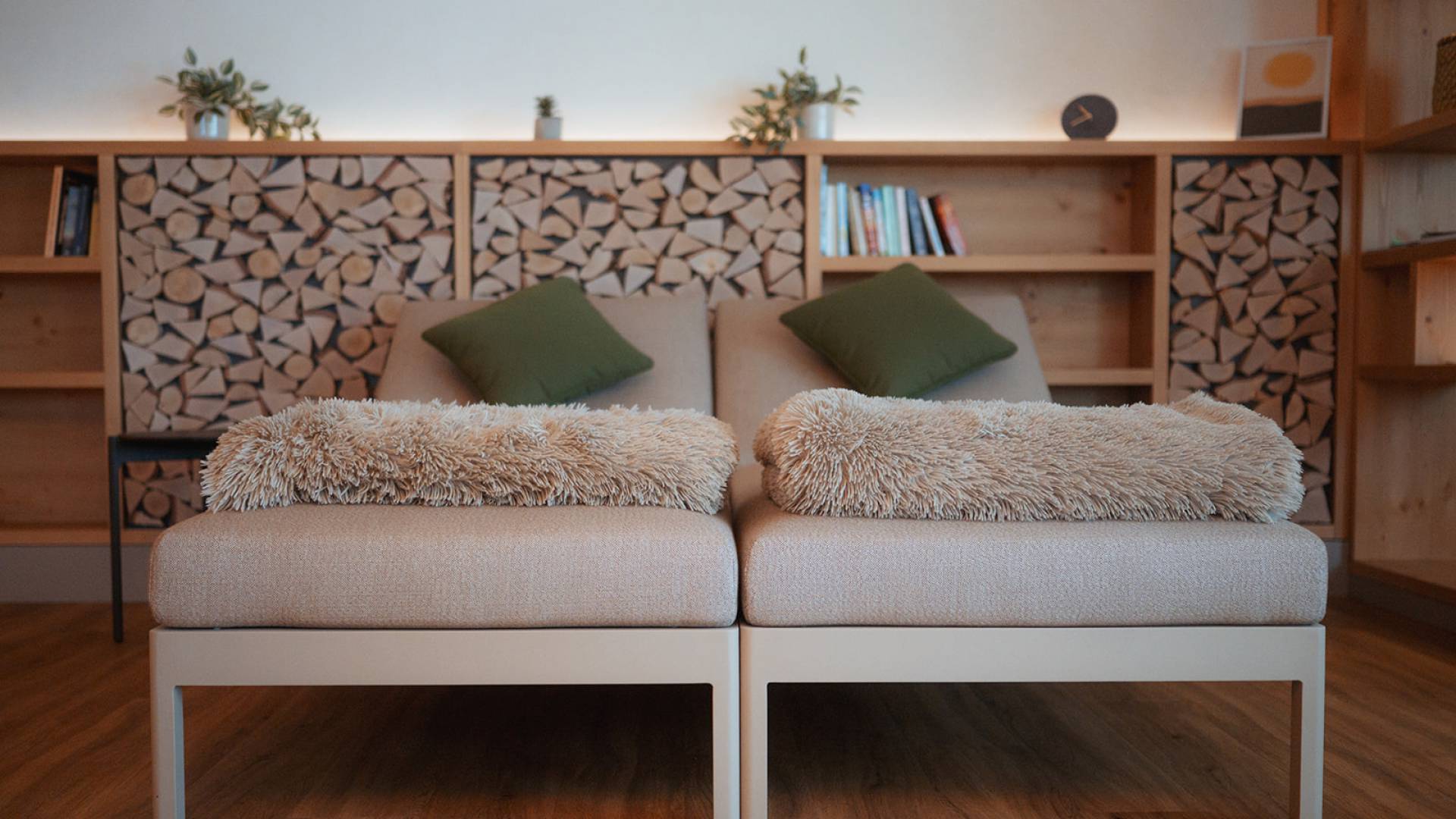 Ruheliegen mit Bücherregal im Wellnesshotel Grüner Wald