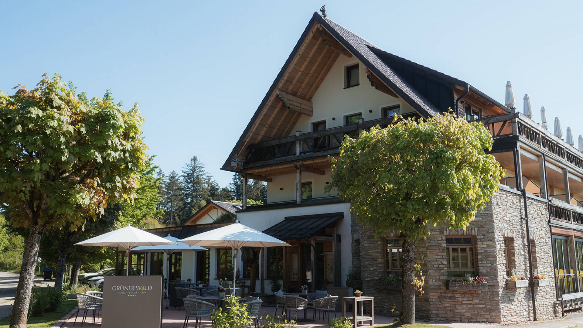 Außenansicht Terrasse und Hotel Grüner Wald Freudenstadt Lauterbad