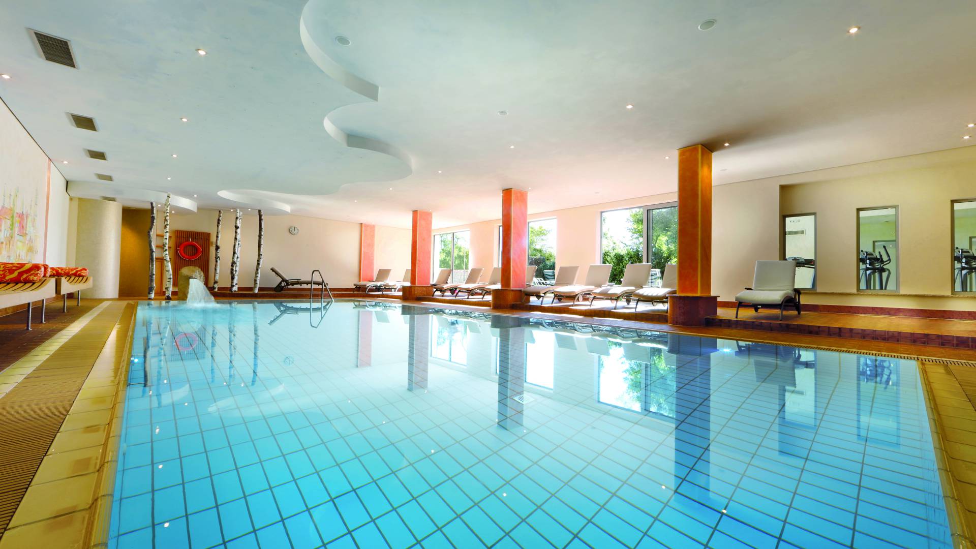 Schwimmbad im Wellnessbereich des Hotels Grüner Wald