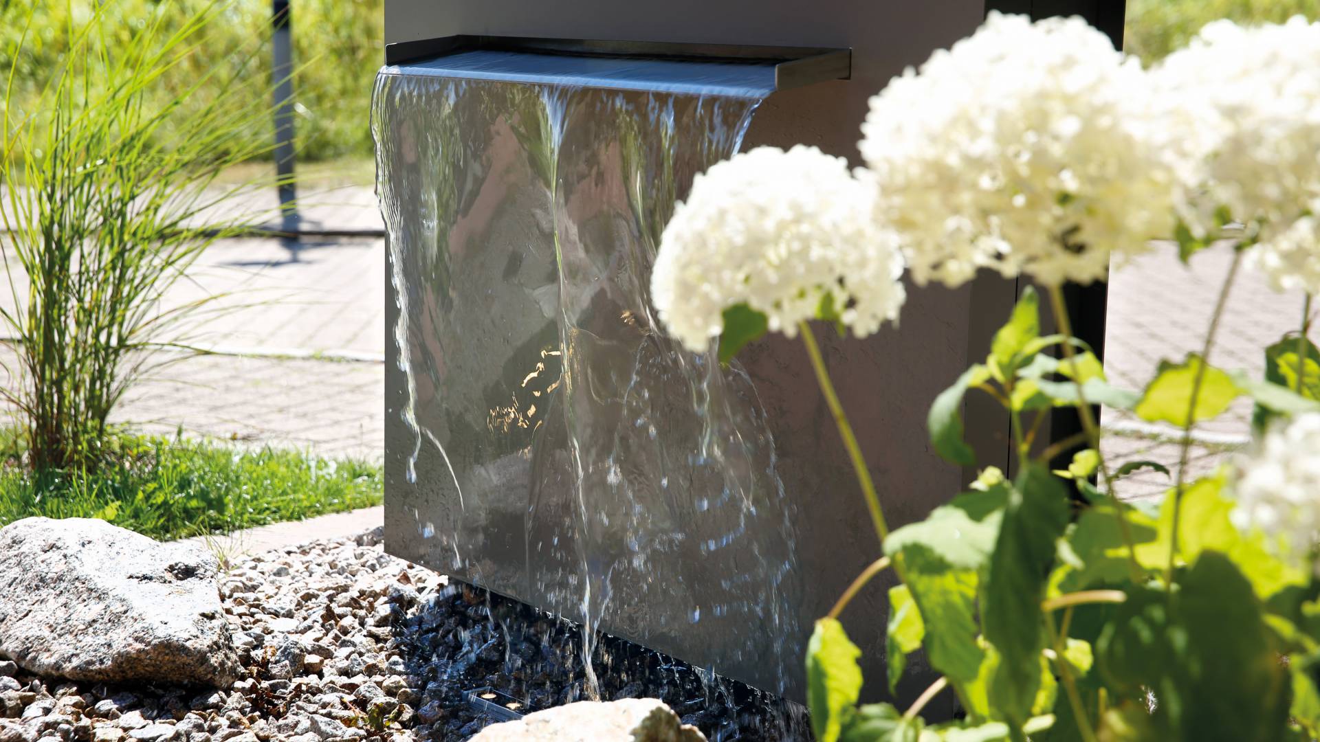 Wasserfall und Hortensien im Steingarten