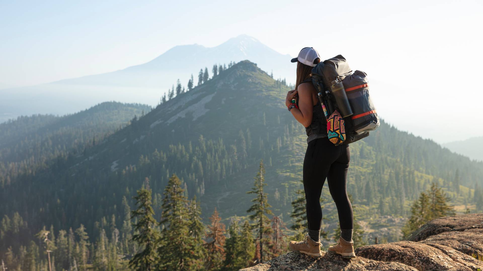 Wanderin mit Wanderrucksack