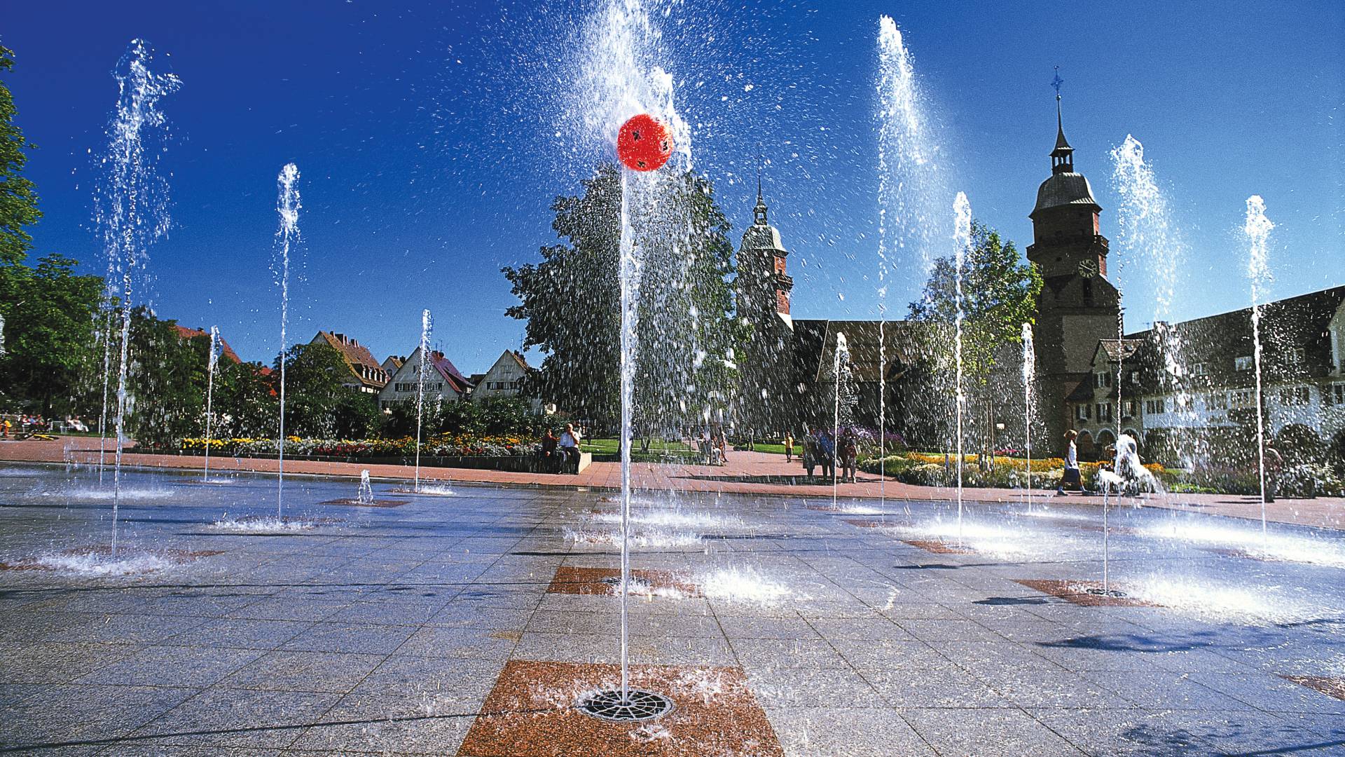 Wasserfontänen mit rotem Ball